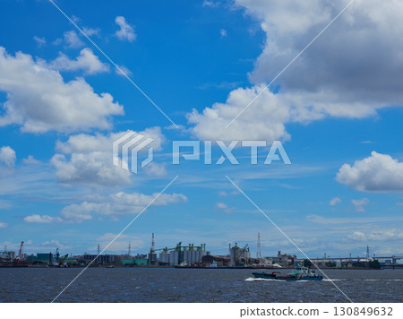 美麗的夏日藍天和名古屋港風景 美麗的夏日藍天和名古屋港風景 130849632