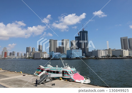 [東京]東海汽船高速噴射艇「大漁號」停靠竹芝客運碼頭 130849925