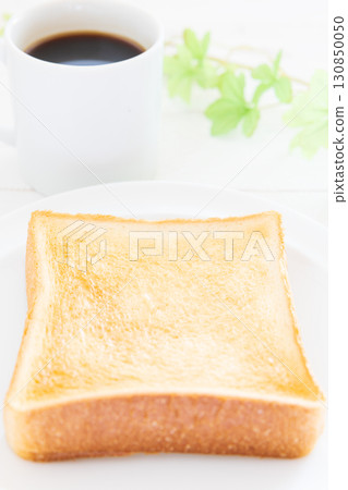 美味的厚切麵包和熱咖啡的早晨 美味的厚切麵包和熱咖啡的早晨 130850050