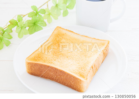 A morning of delicious thick-sliced bread and hot coffee 130850056