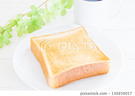 A morning of delicious thick-sliced bread and hot coffee 130850057