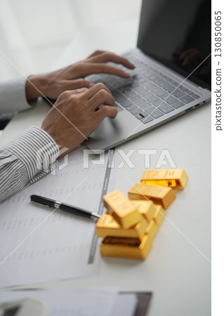 business, businessman, gold 130850065