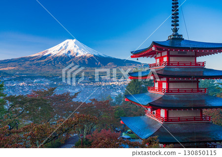 <Yamanashi Prefecture> Cherry blossoms and autumn foliage at Arakurayama Sengen Park, Chureito Pagoda and fresh snow on Mt. Fuji 130850115