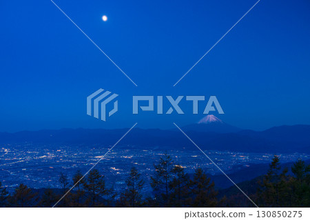 [山梨縣]從阿瑪瑞山欣賞甲府盆地和富士山的夜景 130850275