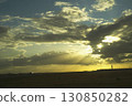 飛機駛向夕陽 130850282
