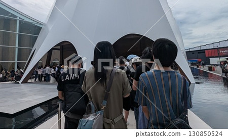 世博園區展館前排隊的人們 130850524