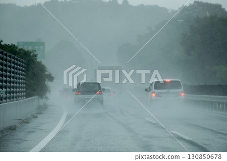 高速公路上突然下起傾盆大雨 130850678