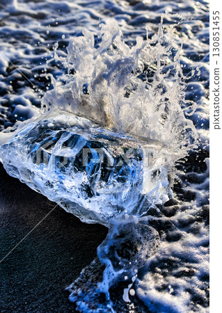 珠寶冰塊和海浪拍打海岸 130851455