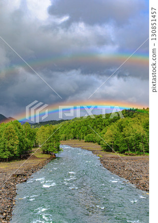 雨後的雙彩虹和清澈的小溪 雨後的雙彩虹和清澈的小溪 130851457