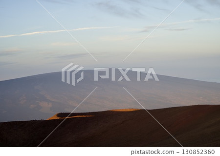 從夏威夷大島莫納克亞山頂俯瞰 從夏威夷大島莫納克亞山頂俯瞰 130852360