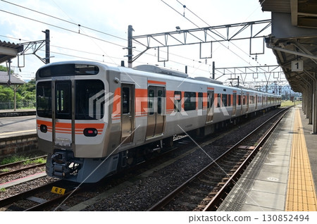 Kuha 314-3019 stopped at Kameyama Station (Mie Prefecture) 130852494
