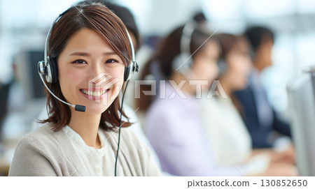 在呼叫中心工作的亞洲女性 01 130852650