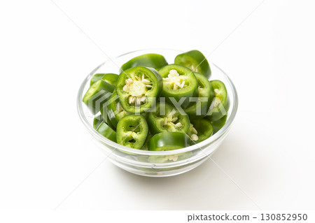 白色背景下的墨西哥胡椒 白色背景下的墨西哥胡椒 130852950