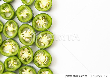 白色背景下的墨西哥胡椒 130853167