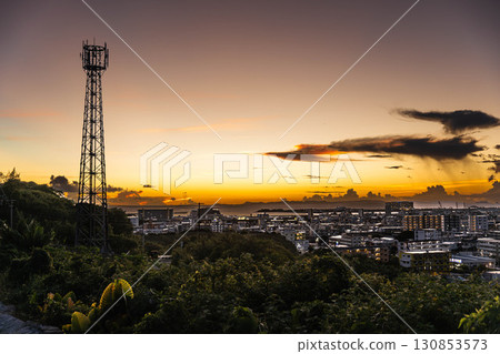 手機訊號塔和城市 130853573