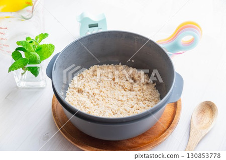 微波爐加熱後的燕麥片變成米飯 微波爐加熱後的燕麥片變成米飯 130853778