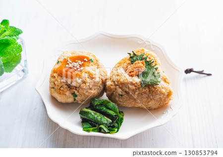 Grilled rice balls made with oatmeal rice 130853794