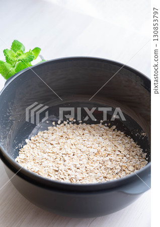 燕麥片放入耐熱容器中 130853797
