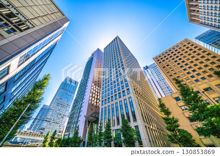 日本東京城市景觀,俯瞰丸之內大佐和大手町車站交叉口附近的山手線 日本東京城市景觀,俯瞰丸之內大佐和大手町車站交叉口附近的山手線 130853869