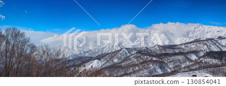 從滑雪勝地欣賞北阿爾卑斯山白馬山脈的壯麗全景（長野縣，白馬，櫂池高原） 130854041