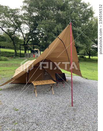 營地搭建的帳篷和防水布 營地搭建的帳篷和防水布 130856532