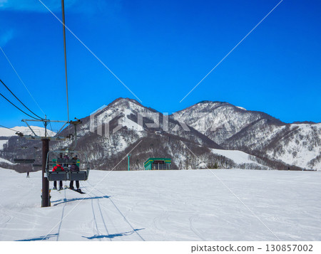 從滑雪纜車上俯瞰雪山（長野縣、白馬、栂池高原） 130857002