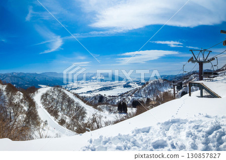 A view of the slopes and snowy scenery from the lift station at a ski resort (Togari Onsen, Iiyama City, Nagano Prefecture) 130857827