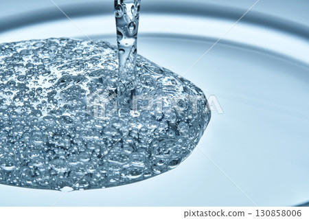 A drop of cosmetic product with abundant bubbles in blue tones. 130858006