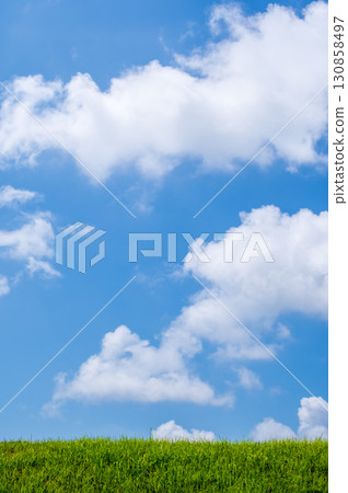 [Landscape/Background Material] Clouds and grassland floating in a refreshing blue sky 130858497