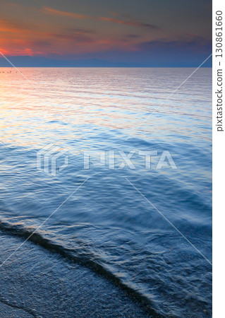 琵琶湖的靜謐日落_垂直 130861660