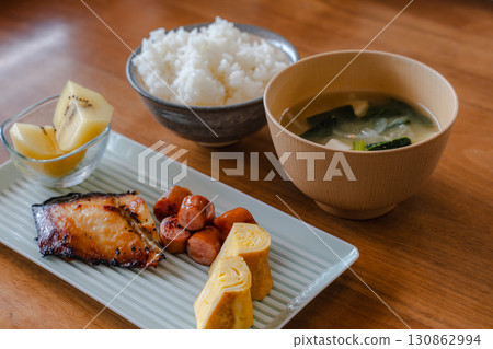 日式早餐包括烤魚、玉子燒（蛋捲）、香腸、奇異果、米飯和味噌湯 130862994