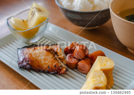 日式早餐包括烤魚、玉子燒（蛋捲）、香腸、奇異果、米飯和味噌湯 130862995