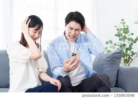 Men and women using smartphones panic confusion 130863096