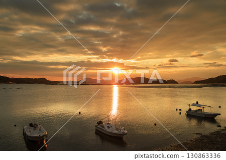 早晨的太陽和太陽路在瀨戶內漁港升起 130863336