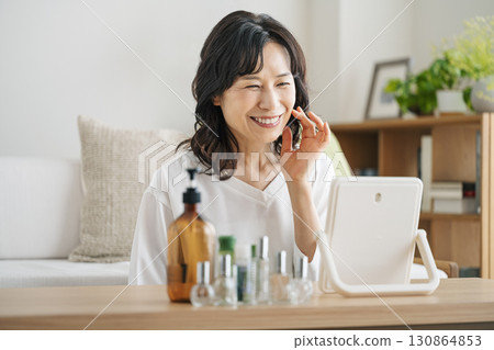 一位 50 多歲的中年婦女正在照顧自己的皮膚 130864853