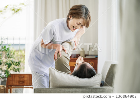 進行治療的中年女性物理治療師 進行治療的中年女性物理治療師 130864902