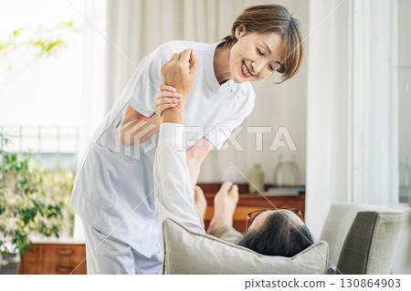 進行治療的中年女性物理治療師 130864903