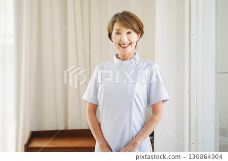 中年女性物理治療師 130864904