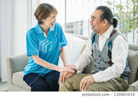 護理人員與使用者交談 130865019