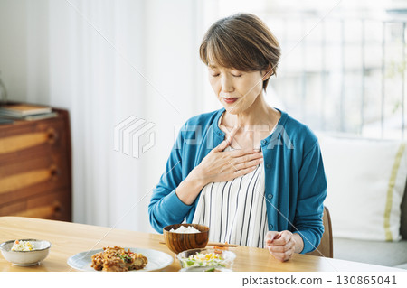 一名身體不適、沒有食慾的中年婦女 130865041