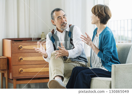 一對老年夫婦在家裡的客廳交談 130865049