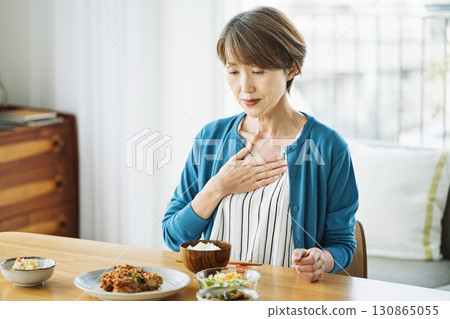 一名身體不適、沒有食慾的中年婦女 一名身體不適、沒有食慾的中年婦女 130865055