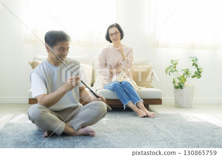 一對夫婦享受愛好 一對夫婦享受愛好 130865759