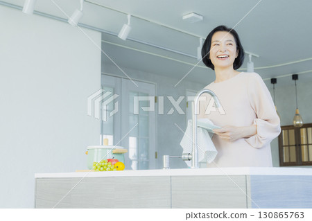 中年婦女洗碗 130865763