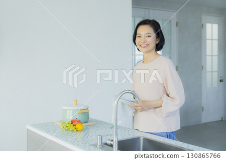 Middle women washing dishes 130865766