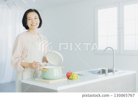 中年婦女洗碗 中年婦女洗碗 130865767