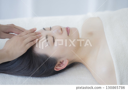 年輕女性、美容院、美容、 年輕女性、美容院、美容、 130865786