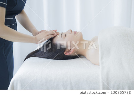 Young women, beauty salon, beauty, Young women, beauty salon, beauty, 130865788