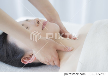 年輕女性、美容院、美容、 年輕女性、美容院、美容、 130865790