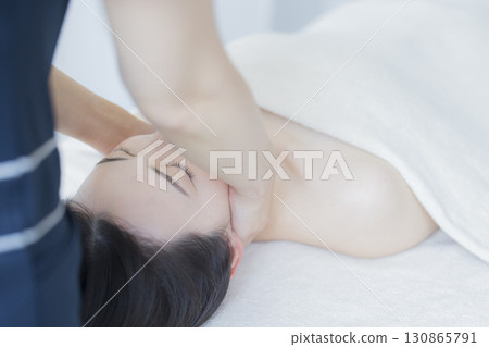 年輕女性、美容院、美容、 年輕女性、美容院、美容、 130865791